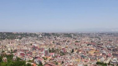 Arka planda Vesuvius Dağı ile şehir manzarası süpürülüyor