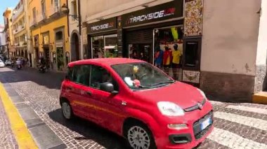 Sorrento 'da kırmızı bir araba ve yayalar.