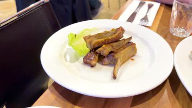 Torquay, Victoria 'da iyi aydınlatılmış bir restoranda servis edilen istiridye ve kaburga da dahil olmak üzere bir dizi gurme yemeği.