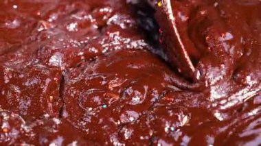 Çikolata hamuru ile canlı şekerleri karıştırıyorum.