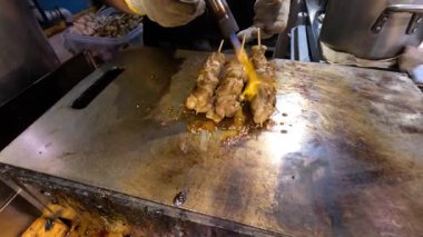 Izgarada pişen cızırdayan et.