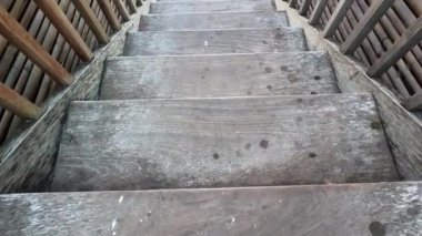 Kırsal ahşap bir merdivende ilerleme.