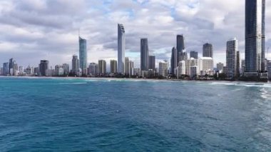 Hava hiperhız gösterimi Altın Sahilinin ufuk çizgisini canlı okyanus dalgaları ve dinamik bulut hareketleriyle