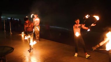 Krabi sahilinde göz kamaştırıcı ateş dansı.