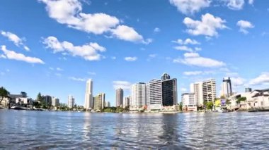 Altın Sahil binalarının ve suyun panoramik manzarası