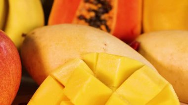 Canlı bir şekilde karışık taze meyve gösterisi.