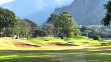 Şatafatlı bir golf sahasının manzarası