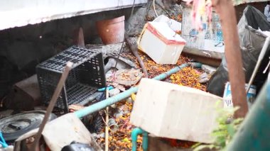 Enkaz ve atık alanı bir su yolu alanı.