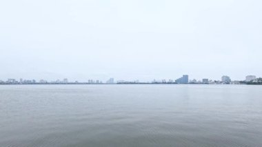 Sakin nehir manzarası Uzak şehir silüeti