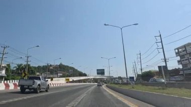 Güneşli bir otoyolda bir aracın yolculuğu