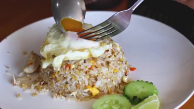 Salatalık dilimli yumurta soslu pilav.