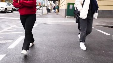 Ballarat 'ta ıslak bir sokakta yürüyen insanlar, Victoria. Bulutlu ışıklandırma ve kentsel çevre günlük, günlük bir sahne oluşturur