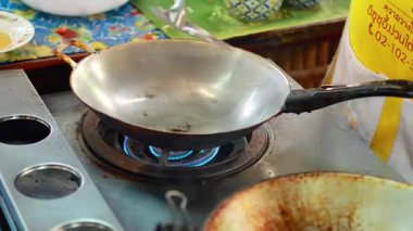 Şef Bangkok pazarında Pad Thai hazırlıyor.