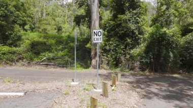 Ormanlık alana yakın çıkış olmadığını belirten bir işaret.