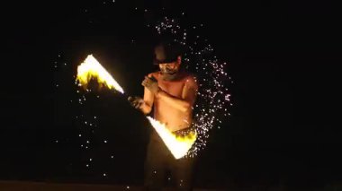 Geceleri ateş püskürten üstsüz bir sanatçı.