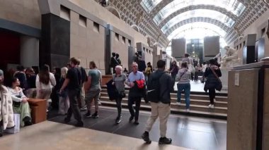 Paris 'teki Orsay Müzesini keşfeden insanlar