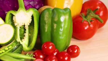 Canlı bir taze sebze karışımı sergileniyor.