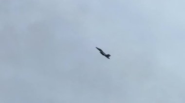 Bir F / A-18 Hornet Avustralya, Geelong 'daki Avalon Hava Gösterisi sırasında bulutlu bir gökyüzüne karşı hava manevraları gerçekleştirir.