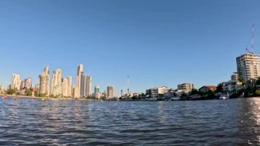 Şehrin ufuk çizgisi sudan görünüyor.