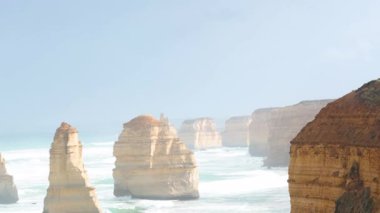 Avustralya 'nın manzaralı kıyı şeridi boyunca ikonik kireç taşı yığınları