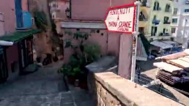 Sorrento 'nun manzaralı caddelerini ve rıhtımlarını keşfediyorlar.