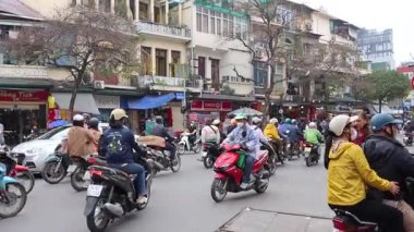 Motosikletler ve yayalar işlek kavşaklardan geçerler.