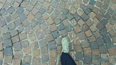 İtalya, Torino 'da kaldırım taşı yolunda ayak sesleri