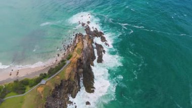 Byron Körfezi 'nde çarpıcı kayalıklar ve okyanus dalgaları