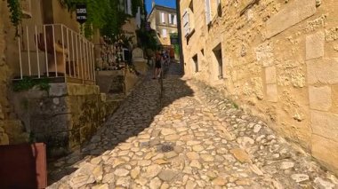 Çekici kaldırım taşı yolları ve hareketli açık hava kafeleri