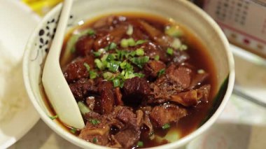 Taze ot ve sebzeli tuzlu domuz çorbası.