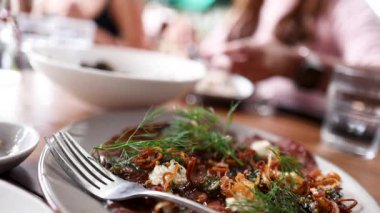 Lokantadaki gurme yemeklere yakın çekim, canlı renkler ve canlı bir atmosfer.