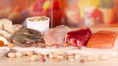 Etler, fındıklar ve deniz ürünleri bir arada.