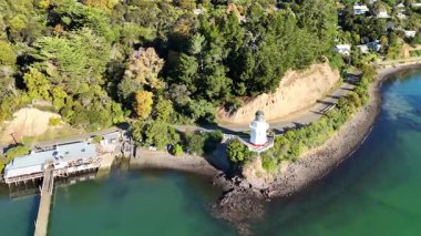 Drone görüntüleri Akaroa 'nın deniz fenerini, yemyeşil sularını ve turkuaz sularını gün ışığında yakalıyor.