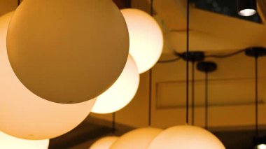 Sıcak bir ortamda sıcak küresel lambaları yakar