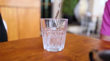 su bir bardak içine dökülür