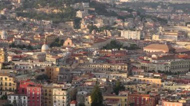 Gün batımında Napoli şehir manzarası