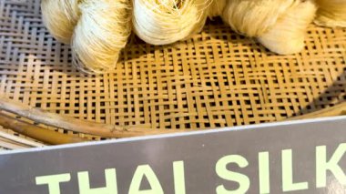 Tayland ipeği dokuma ve örgü çekimine yakın çekim