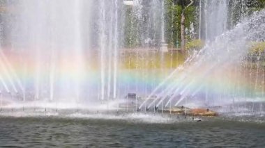 Canlı bir gökkuşağıyla renkli çeşme görüntüsü