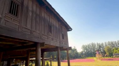 Khao Yai 'de doğanın ortasında ahşap bir ev.