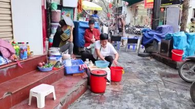 İşlek bir sokakta bulaşıkçı