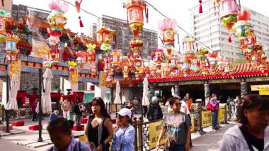 Hong Kong tapınağında renkli fenerler ve kalabalık var.