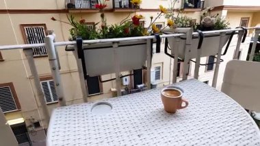 Kahveli sakin bir balkon manzarası