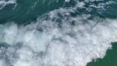 Fingal Head 'de okyanus dalgaları çarpıyor ve köpürüyor.