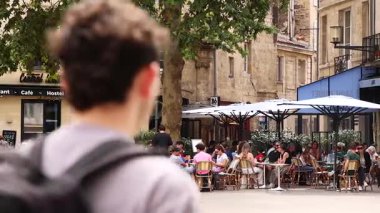 İnsanlar Bordeaux, Fransa 'da açık havanın tadını çıkarıyorlar..