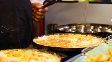 Şef, Bangkok pazarında deniz ürünleri hazırlıyor.