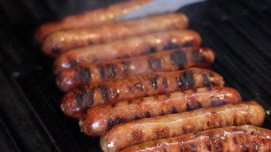 Sosisler ızgarada pişirilip ızgarada pişiriliyor.