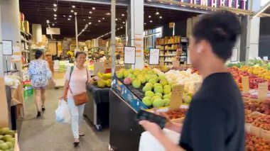 Inala meyve pazarında renkli ürünler sergileniyor