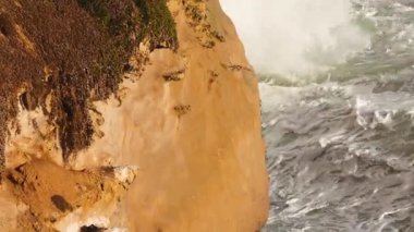 Okyanus dalgaları 12 Havaride kayalıklara çarpıyor.