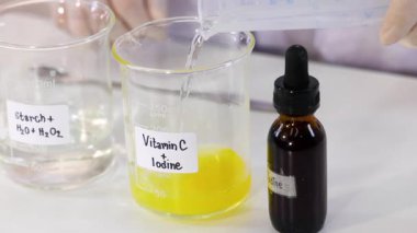 Zamanla renk değişimini gösteren kimyasal reaksiyon