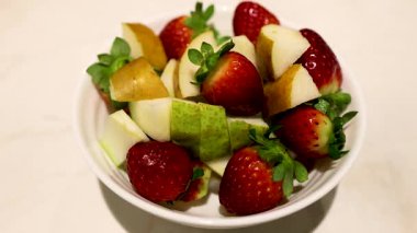 Bir kase taze armut ve çilek.